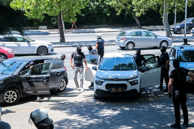 Στα δικαστήριαοι κατηγορούμενοι για τις εμπρηστικές επιθέσεις και τη δολοφονία της Βάγιας Νέστορα στη Θεσσαλονίκη.