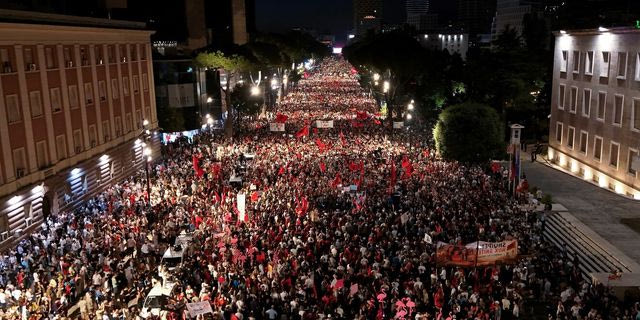 “Ποτάμι οργής” στα Τίρανα κατά του σχεδίου Κούσνερ – Η μεγαλύτερη διαδήλωση των “Ροζ Φλαμίνγκο”