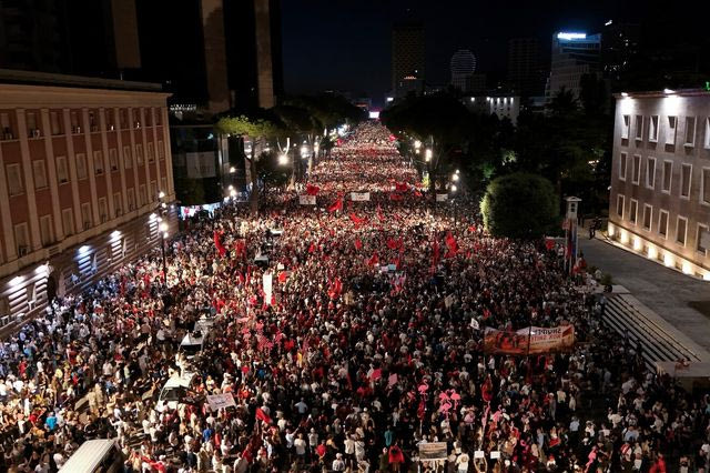 “Ποτάμι οργής” στα Τίρανα κατά του σχεδίου Κούσνερ – Η μεγαλύτερη διαδήλωση των “Ροζ Φλαμίνγκο”