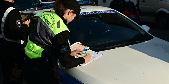 Τέλος εποχής για τα μπλοκάκια της Τροχαίας – Ψηφιακά και η αφαίρεση διπλώματος