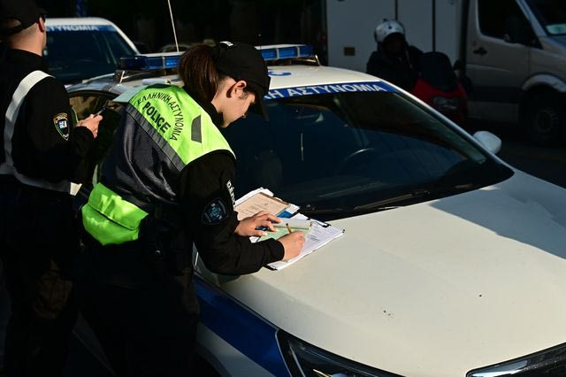 Τέλος εποχής για τα μπλοκάκια της Τροχαίας – Ψηφιακά και η αφαίρεση διπλώματος