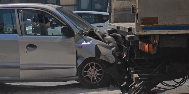 Τροχαίο στον Κεραμεικό – ΙΧ έπεσε πίσω από φορτηγό, τραυματίστηκε ηλικιωμένος