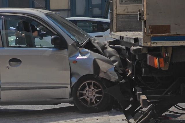 Τροχαίο στον Κεραμεικό – ΙΧ έπεσε πίσω από φορτηγό, τραυματίστηκε ηλικιωμένος