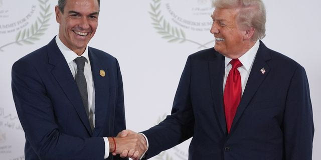 Η χειραψία Τραμπ και Σάντσεθ στον τελικό του Μουντιάλ, μετά από μήνες εντάσεων