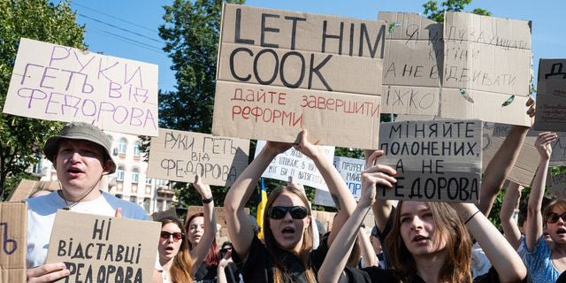 Πρωτόγνωρες διαδηλώσεις εν μέσω πολέμου στην Ουκρανία