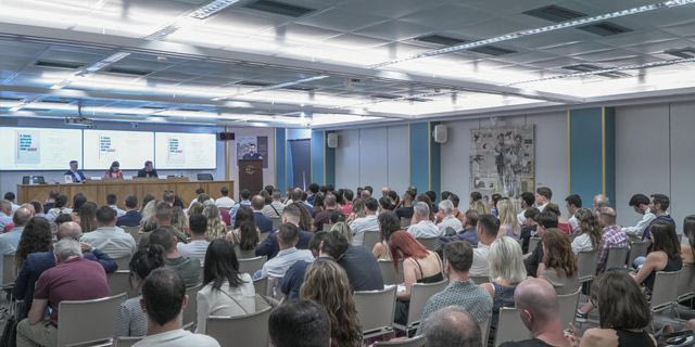 “Η δίκαιη κοινωνία δεν είναι ουτοπία· είναι επιλογή” – Παρουσίαση βιβλίου στην κατάμεστη αίθουσα της ΕΣΗΕΑ 