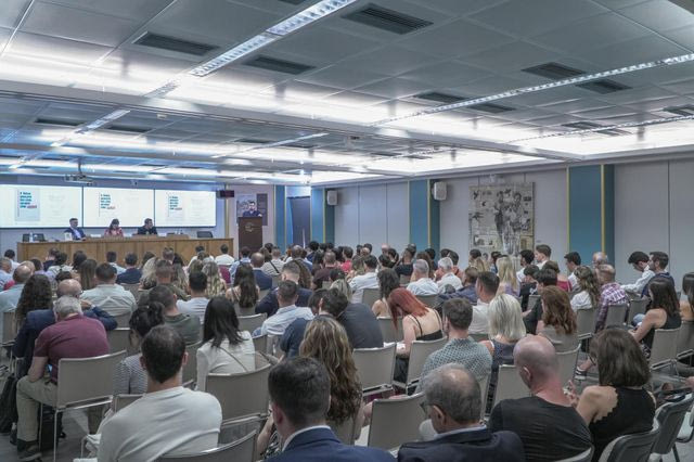 “Η δίκαιη κοινωνία δεν είναι ουτοπία· είναι επιλογή” – Παρουσίαση βιβλίου στην κατάμεστη αίθουσα της ΕΣΗΕΑ 
