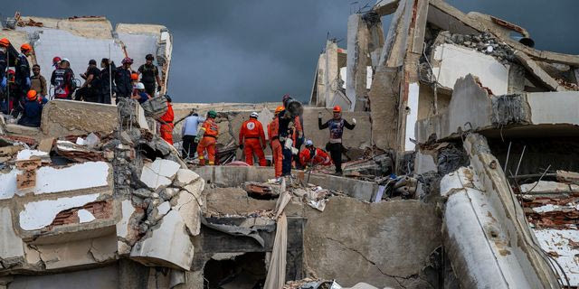 Διασώστες ψάχνουν για επιζώντες στα ερείπια, μετά τους φονικούς σεισμούς στη Βενεζουέλα