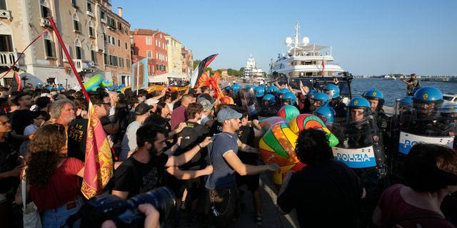 Συγκρούσεις διαδηλωτών με την αστυνομία στη Βενετία