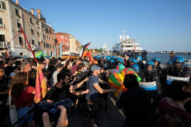 Συγκρούσεις διαδηλωτών με την αστυνομία στη Βενετία