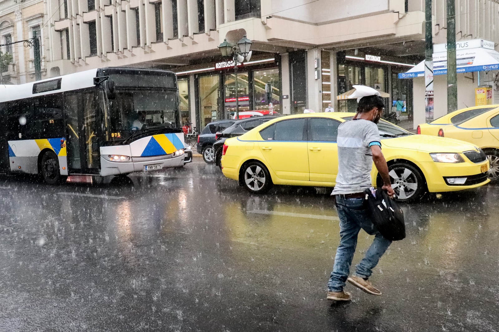Καιρός: Πόσο θα επιμείνουν οι βροχές και καταιγίδες – Ποιες περιοχές “χτυπούν”