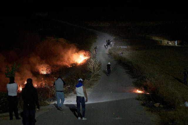 Δυτική Όχθη: Ισραηλινοί έποικοι πυρπόλησαν τέμενος και κατοικίες