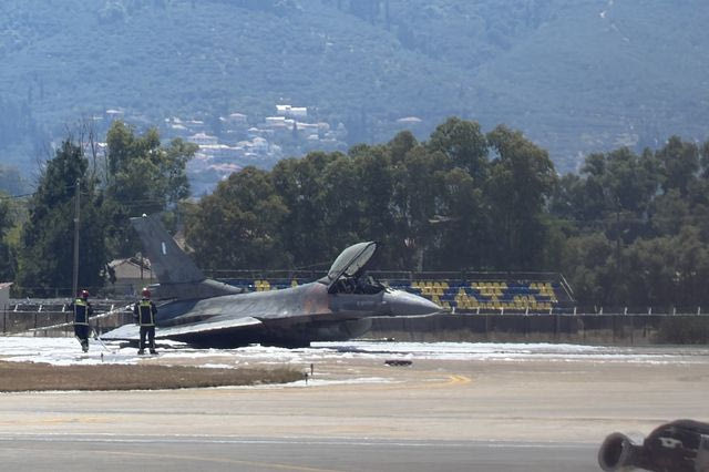 Ζάκυνθος: Η στιγμή της αναγκαστικής προσγείωσης του F16 – “Τυλίχτηκε στις φλόγες”