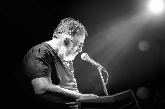 Sold out η συναυλία του Θάνου Μικρούτσικου