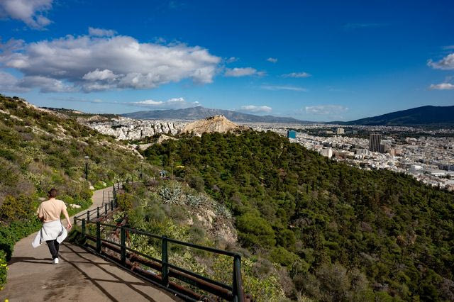 Σε αυξημένη επιφυλακή ο Δήμος Αθηναίων για τον κίνδυνο πυρκαγιών – Κλείνει απόψε ο Λόφος Λυκαβηττού