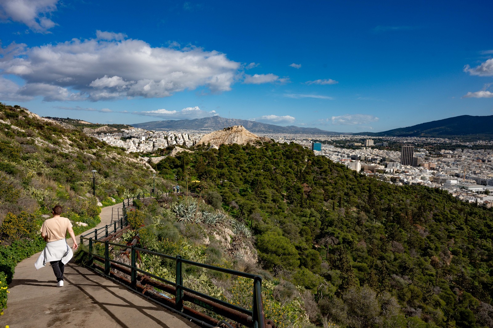 Σε αυξημένη επιφυλακή ο Δήμος Αθηναίων για τον κίνδυνο πυρκαγιών – Κλείνει απόψε ο Λόφος Λυκαβηττού