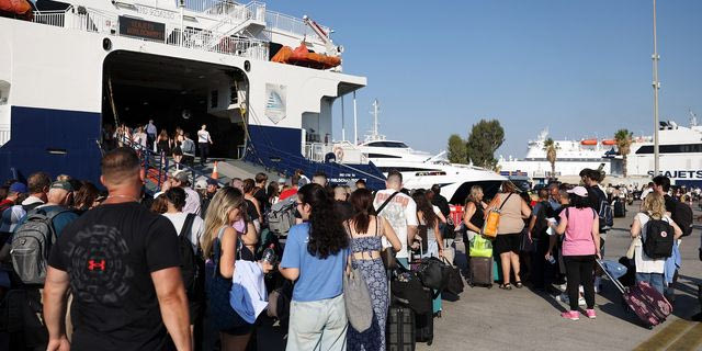 Στο ”κόκκινο” η έξοδος του Αυγούστου – Πληρότητες έως 100% στα πλοία για τα νησιά