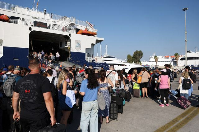 Στο ”κόκκινο” η έξοδος του Αυγούστου – Πληρότητες έως 100% στα πλοία για τα νησιά