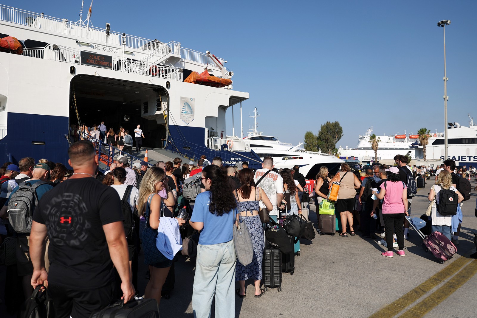 Στο ”κόκκινο” η έξοδος του Αυγούστου – Πληρότητες έως 100% στα πλοία για τα νησιά
