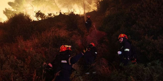 Φωτιές: Δύσκολη νύχτα σε Βοιωτία και Πόρτο Γερμενό – Μάχη να μην φτάσουν οι φλόγες στα σπίτια