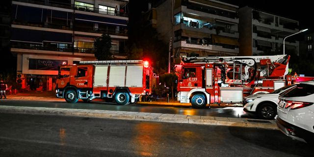 Φωτιά σε κατάστημα στο Παλαιό Φάληρο – Εκκενώθηκε προληπτικά πολυκατοικία