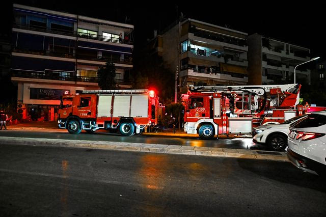 Φωτιά σε κατάστημα στο Παλαιό Φάληρο – Εκκενώθηκε προληπτικά πολυκατοικία