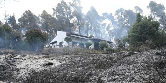 Χαλκιδική: Παραμένουν οι πυροσβεστικές δυνάμεις – Κλειστός ο δρόμος που συνδέει τη Σίβηρη με τη Φούρκα