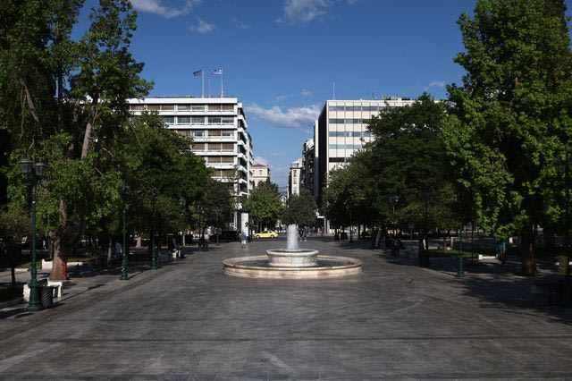 Έρημη πόλη η Αθήνα τον Δεκαπενταύγουστο – Εντυπωσιακές εικόνες από τους άδειους δρόμους
