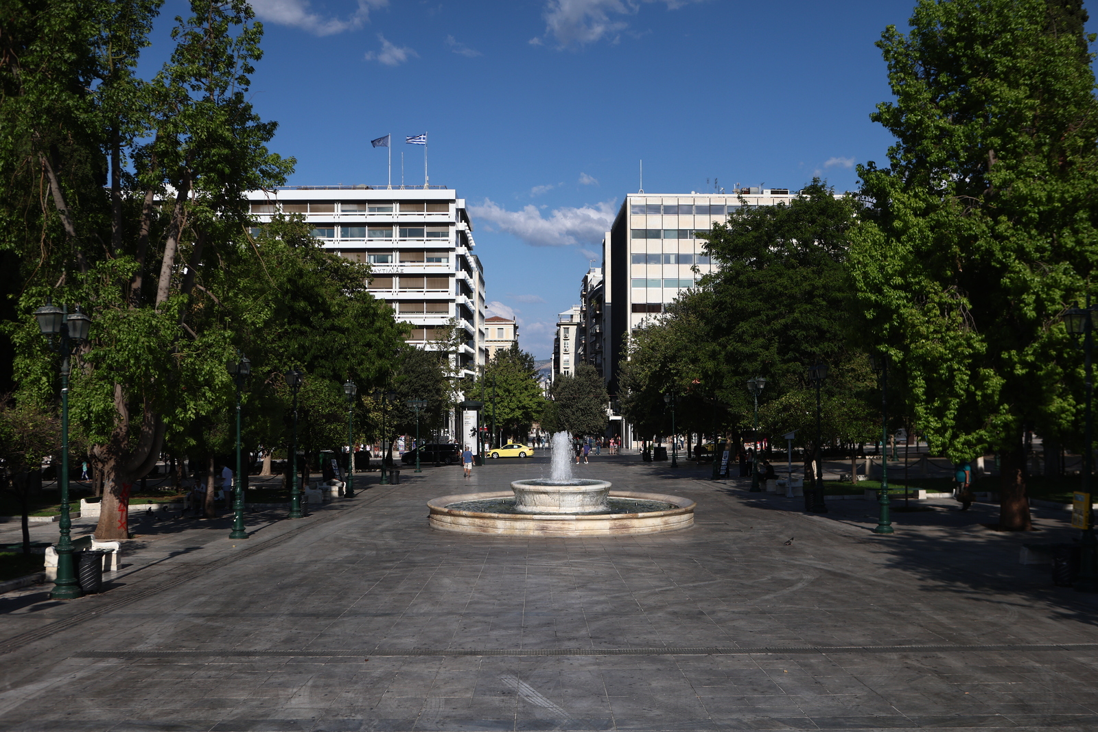 Έρημη πόλη η Αθήνα τον Δεκαπενταύγουστο – Εντυπωσιακές εικόνες από τους άδειους δρόμους