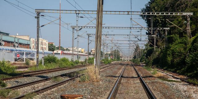 Φωτιά στην Εύβοια: Διακόπηκε η κυκλοφορία των τρένων στο τμήμα Οινόη – Χαλκίδα