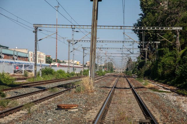 Φωτιά στην Εύβοια: Διακόπηκε η κυκλοφορία των τρένων στο τμήμα Οινόη – Χαλκίδα