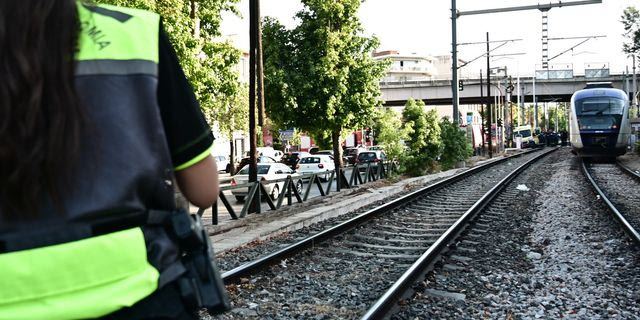 Φωτιά στον Ασπρόπυργο – Διακοπή κυκλοφορίας στον Προαστιακό