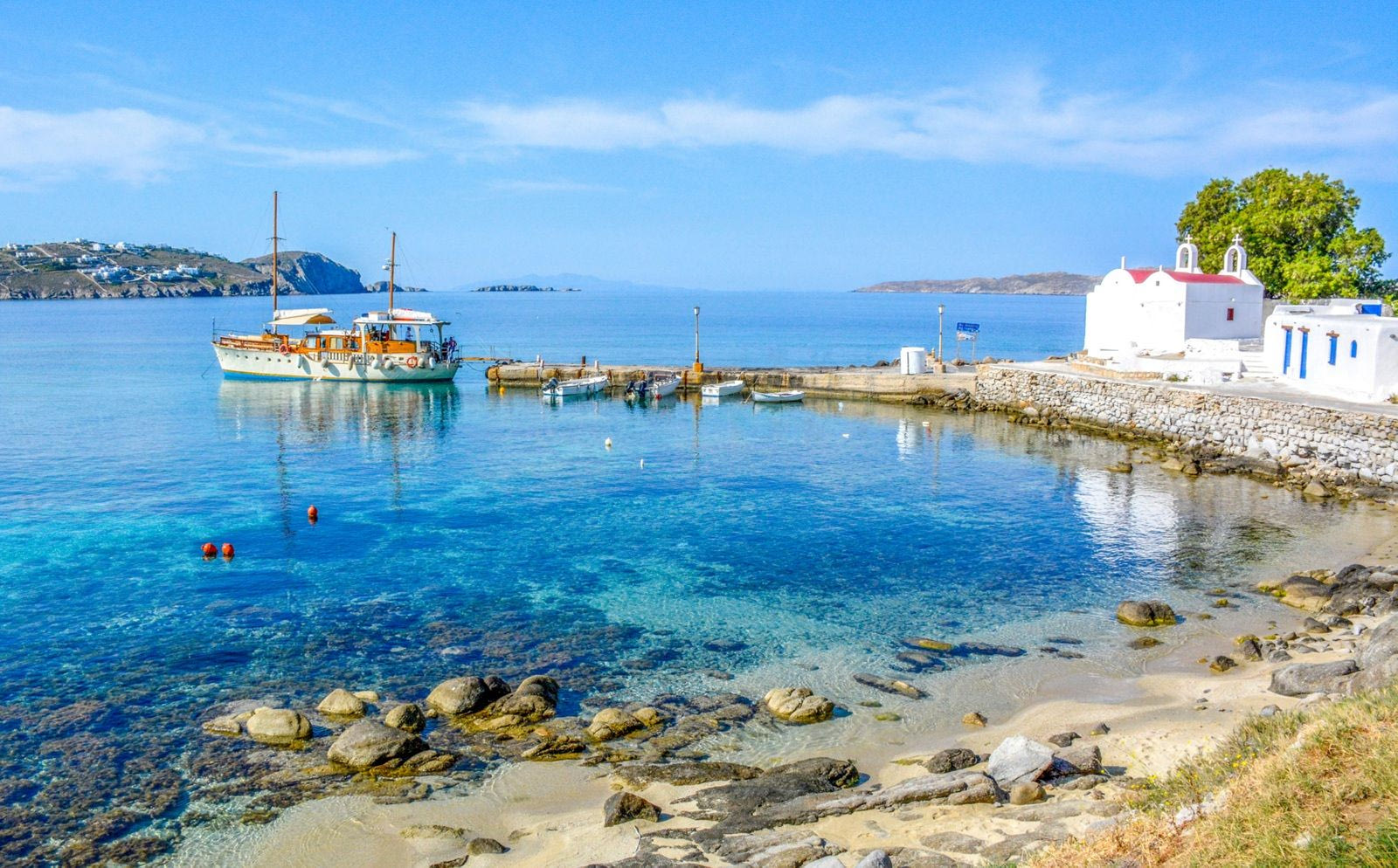 Καραβάκι μεταφέρει τουρίστες από τη Μύκονο στη Δήλο 