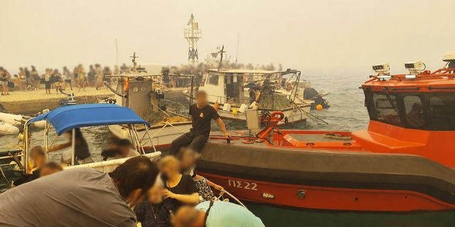 Φωτιές σε Αττική – Βοιωτία: Πώς έγινε η επιχείρηση διάσωσης πολιτών – 254 απομακρύνθηκαν διά θαλάσσης
