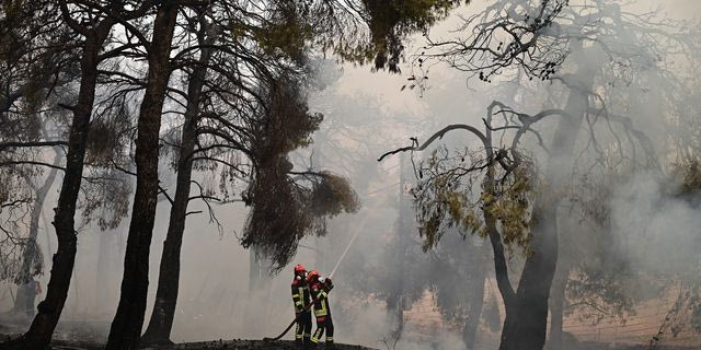 Φωτιές: Πού υπάρχουν διάσπαρτες ενεργές εστίες – Η ενημέρωση της Πυροσβεστικής