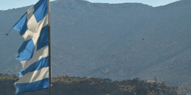 Φωτιές: Μάχη με διάσπαρτες εστίες και αναζωπυρώσεις – Κρίσιμες οι επόμενες ώρες