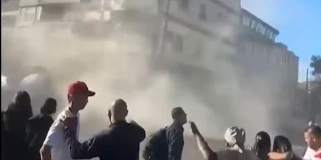 Σεισμός στην Κολομβία: Άνθρωποι τρέχουν να σωθούν την ώρα που καταρρέει κτίριο