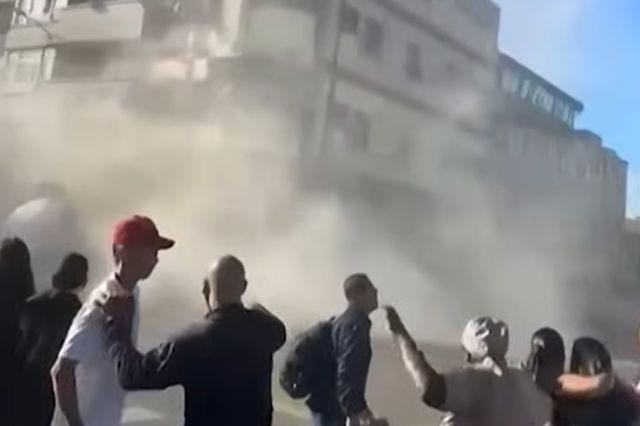 Σεισμός στην Κολομβία: Άνθρωποι τρέχουν να σωθούν την ώρα που καταρρέει κτίριο