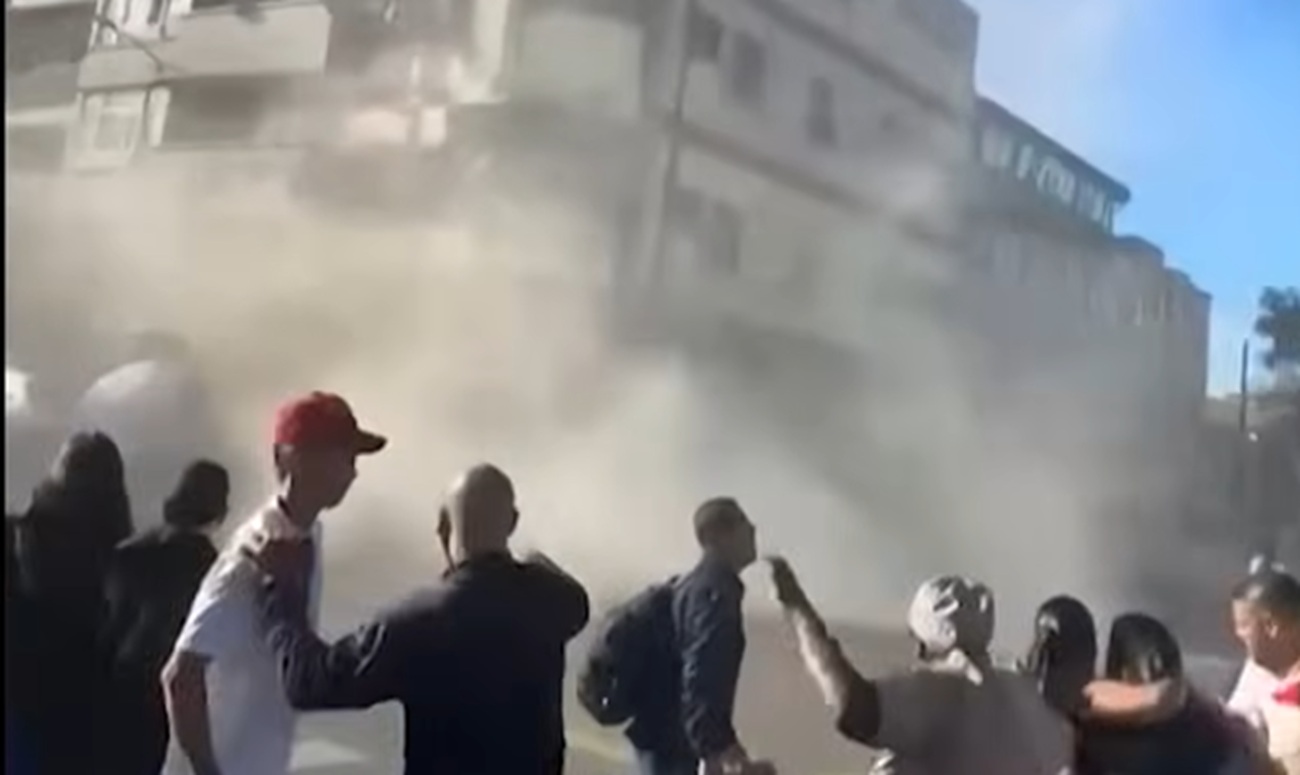 Σεισμός στην Κολομβία: Άνθρωποι τρέχουν να σωθούν την ώρα που καταρρέει κτίριο