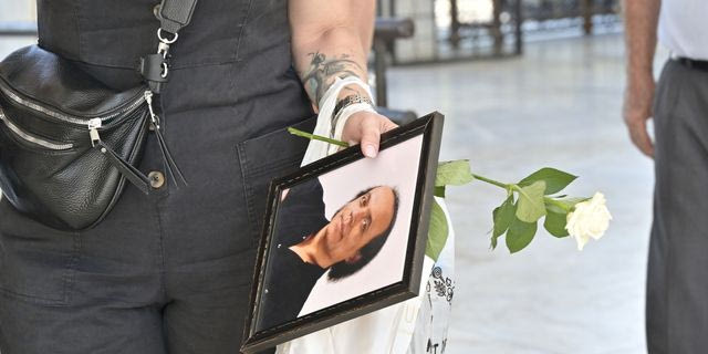 Το τελευταίο αντίο στον Λάκη Χαλκιά με συγκίνηση, κλαρίνα και τη “Φάμπρικα”