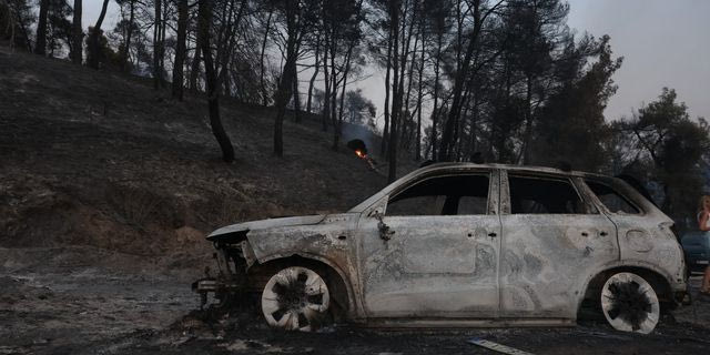 Φωτιά στη Χαλκιδική: Μάχη με διάσπαρτες εστίες και αναζωπυρώσεις – Ζημιές σε σπίτια
