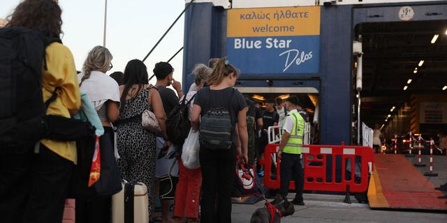 Δεκαπενταύγουστος: Αυξημένη η έξοδος από τα λιμάνια της Αττικής παρά τα προβλήματα