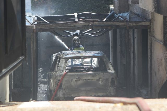 Φωτιά σε αυτοκίνητο στη Φιλοθέη – Ζημιές σε δύο ΙΧ