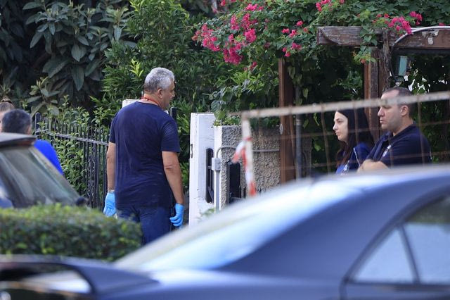 Νέα Σμύρνη: Δύο νεκροί από πυροβoλισμούς σε είσοδο πολυκατοικίας