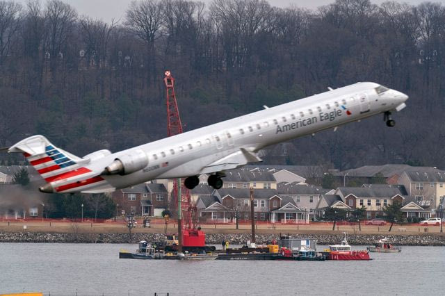 Συναγερμός σε πτήση της American Airlines: Laptop έπιασε φωτιά – Επιβάτης χρειάστηκε περίθαλψη