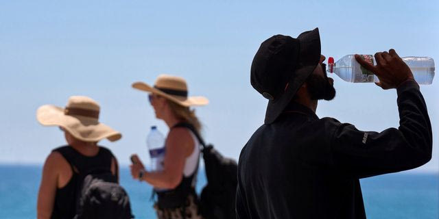 Καύσωνας και πυρκαγιές ”σαρώνουν” τη νότια Ευρώπη – Εκκενώσεις στην Αλβανία, ενεργειακή κρίση στην Ουγγαρία