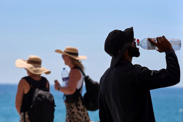 Καύσωνας και πυρκαγιές ”σαρώνουν” τη νότια Ευρώπη – Εκκενώσεις στην Αλβανία, ενεργειακή κρίση στην Ουγγαρία