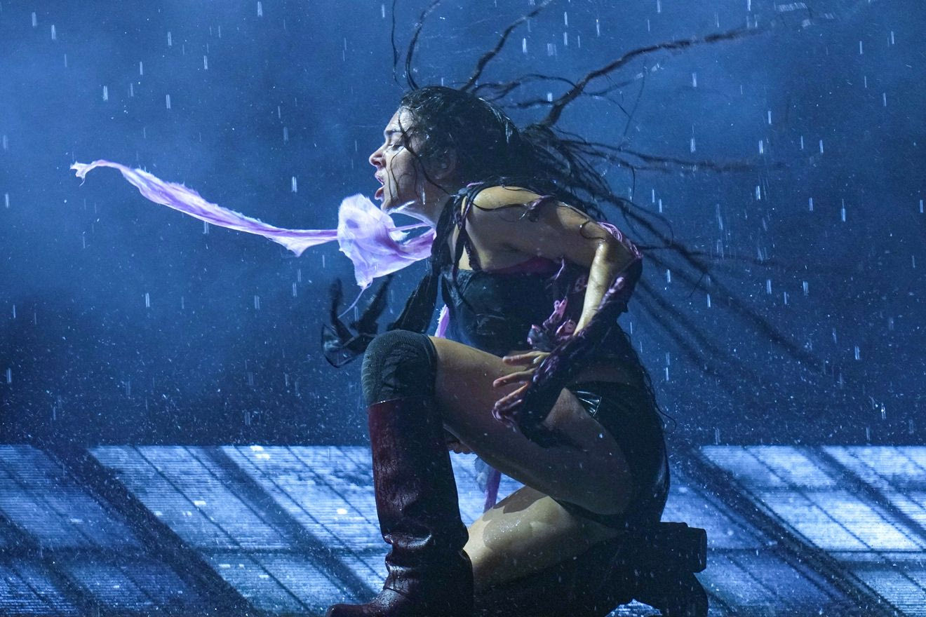 Η Charli XCX, ο θάνατος, κι ο Ντέιβιντ Κρόνενμπεργκ