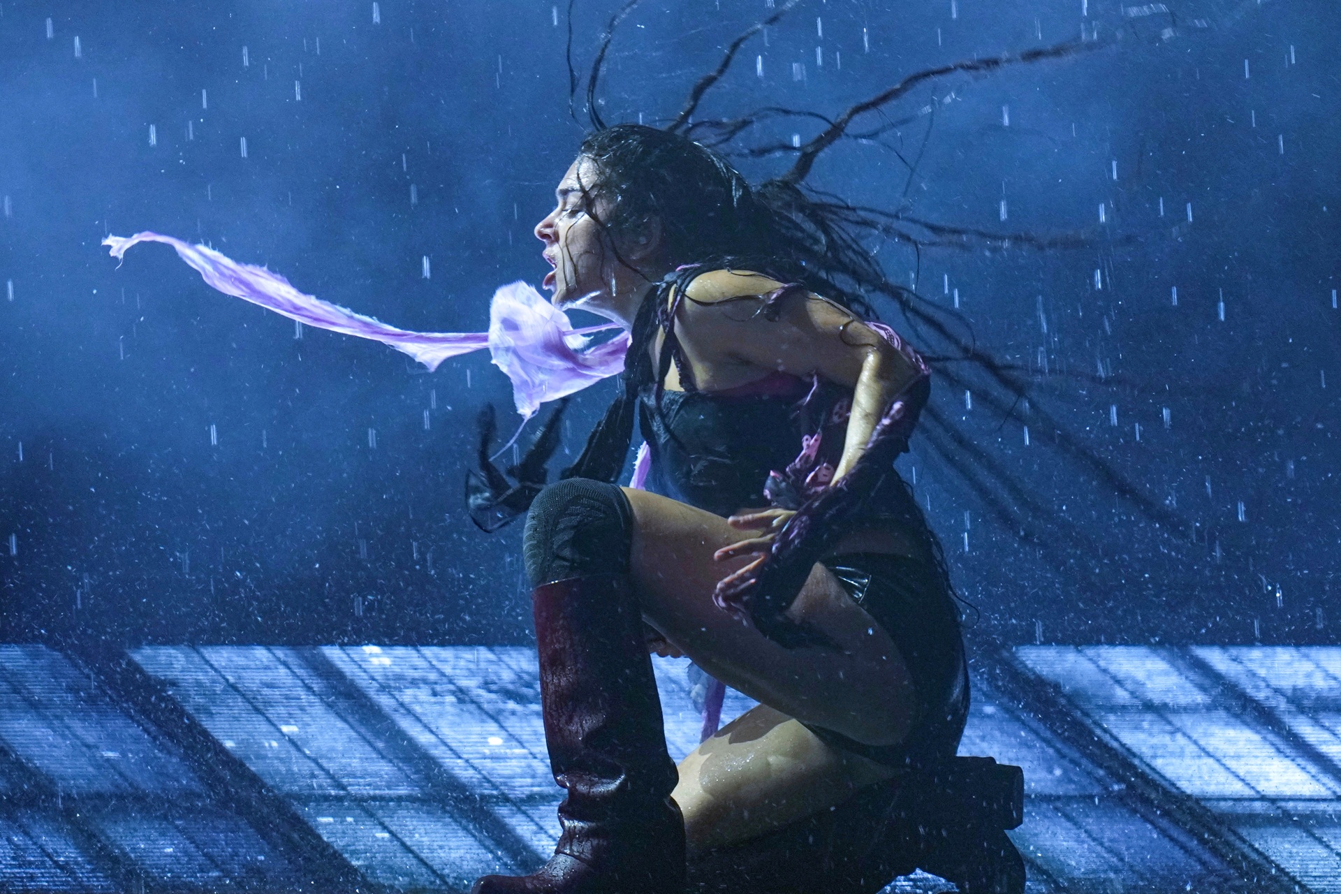 Η Charli XCX, ο θάνατος, κι ο Ντέιβιντ Κρόνενμπεργκ