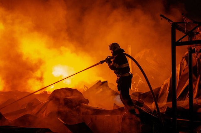 Ρωσικοί βομβαρδισμοί με τρεις νεκρούς – Επιθέσεις και σε πλοία κοντά στην Οδησσό
